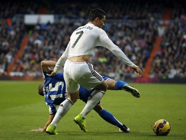 El Real Madrid se consolidó como líder de la liga española tras vencer como local al Deportivo La Coruña por 2-0 con lo que regresó al triunfo. Foto Reuters