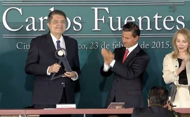 El escritor Sergio Ramírez recibió el galardón de manos del presidente Enrique Peña Nieto, en presencia de la viuda de Fuentes, Silvia Lemus. Imagen tomada del Twitter @SEP_mx