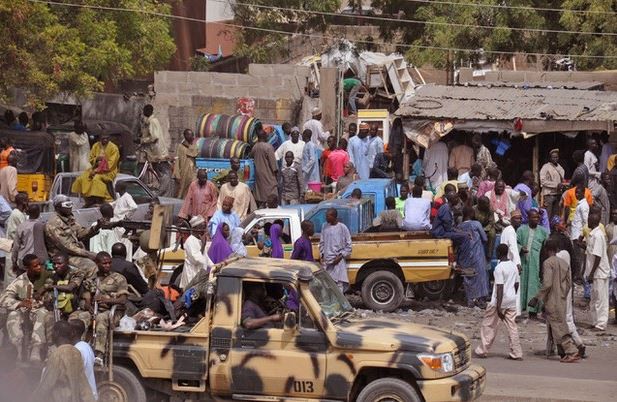 Soldados nigerianos patrullan un mercado local en Maiduguri, en imagen del 27 de enero pasado. Foto Ap