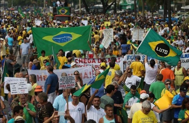 Manifestantes sostienen banderas y carteles con consignas durante una protesta contra el gobierno de la presidenta brasileña, Dilma Rousseff. Foto Xinhua
