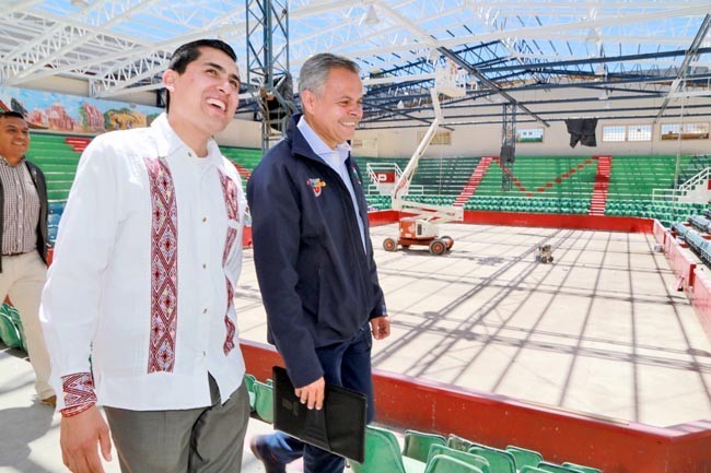 Aspecto de la visita al gimnasio por el alcalde Carlos Peña ■ fotos: La Jornada Zacatecas