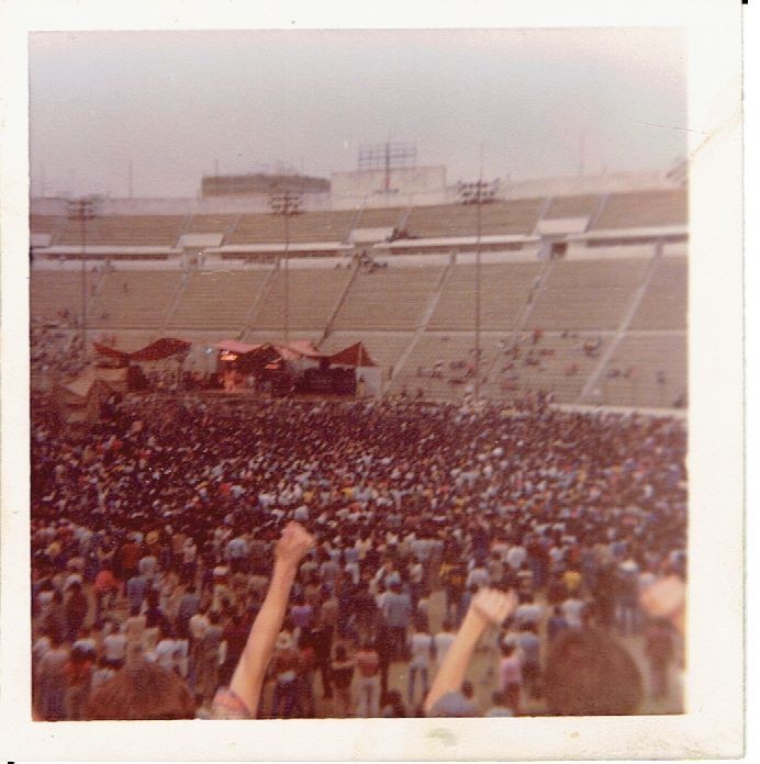 Deep Purple, por primera vez en nuestro país, el 28 de junio de 1980, en el estadio INDE de la Ciudad de México. ¿Fraude, agandalle o solamente un pequeño truco para ver como reaccionaba la banda de aquí en conciertos multitudinarios?, En fin, allí estaban Rod Evans, vocalista original del Purple, y Tony Flyn, quien ya había venido como guitarro de Steppenwolf