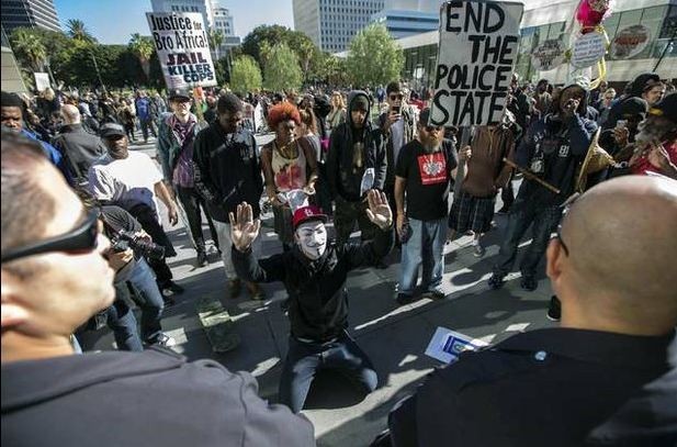 Manifestación en Los Ángeles para demandar un alto a los abusos de la policía. Foto Reuters