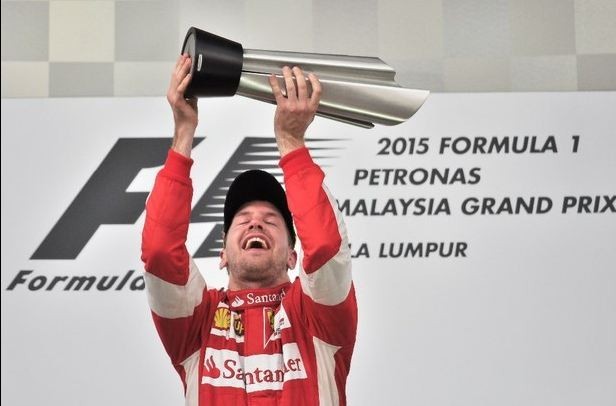 El piloto de la escudería Ferrari, Sebastian Vettel, celebra luego de ganar el Gran Premio de Malasia de la Formula 1, este domingo. Foto Xinhua