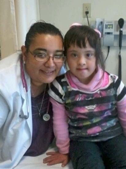 Luz Denisse Pérez Mayorga, coordinadora de pediatría del Hospital General del ISSSTE, en compañía de una pequeña derechohabiente ■ foto: LA JORNADA ZACATECAS