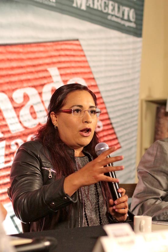 Ana Lilia Pérez Mendoza, durante la presentación de su más reciente trabajo, Mares de cocaína, en la capital del estado ■ foto: ernesto moreno