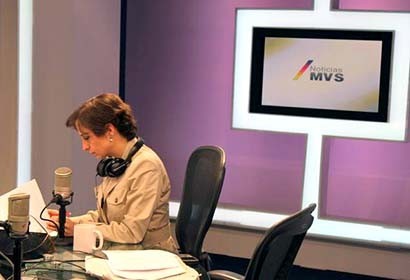 La comunicadora en una de las emisiones de radio que tuvo para MVS ■ foto: FACEBOOK DE CARMEN ARISTEGUI