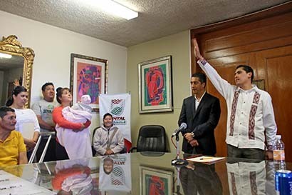 Aspecto de la entrega de los préstamos, encabezada por el alcalde de la capital, Carlos Peña ■ FOTO: RAFAEL DE SANTIAGO
