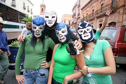 Imagen de archivo de jóvenes realizando bromas en la capital del estado, por el Día del Estudiante ■ foto: La Jornada Zacatecas