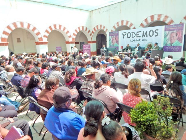 De León Mojarro presentó su libro Podemos lograr más, en el municipio de Pinos ■ foto: La Jornada Zacatecas