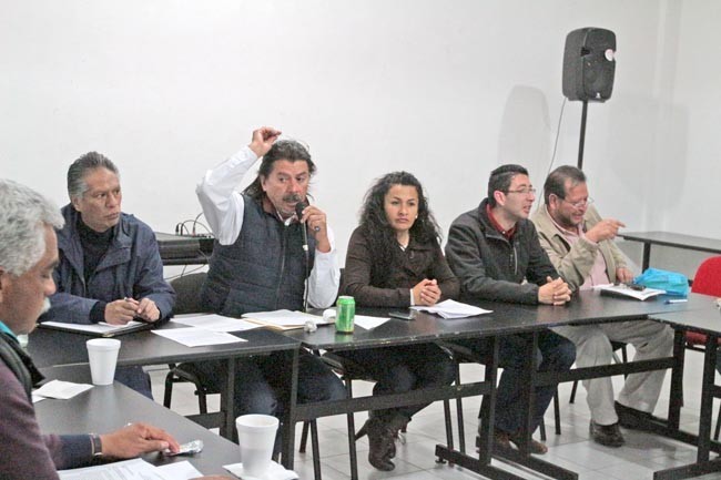 Reunión del Comité de Huelga del Spauaz, durante el reciente movimiento de los docentes agremiados ■ foto: ernesto moreno