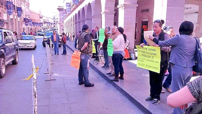 Este sábado los afectados continuaron su protesta con pancartas ■ FOTO: RAQUEL OLLAQUINDIA
