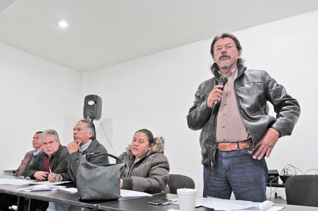Aspecto de la reunión del Comité de Huelga del sindicato. Algunas discusiones por parte de los maestros se tornaron álgidas ■ foto: ernesto moreno