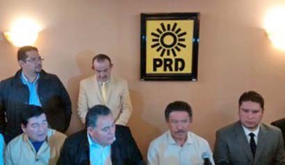 Imagen de Arturo Ortiz Méndez y Carlos Navarrete, dirigente estatal y nacional, respectivamente, durante la visita de éste último a Zacatecas en enero pasado ■ FOTO: ALMA TAPIA