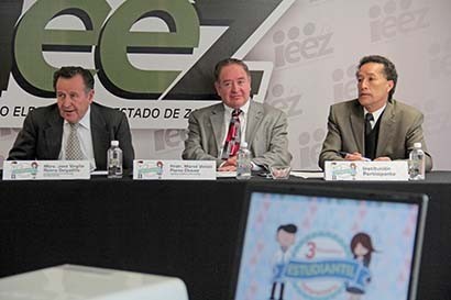 Virgilio Rivera Delgadillo, consejero presidente del IEEZ, así como Marco Vinicio Flores Chávez presentaron la convocatoria para el evento ■ foto: ernesto moreno