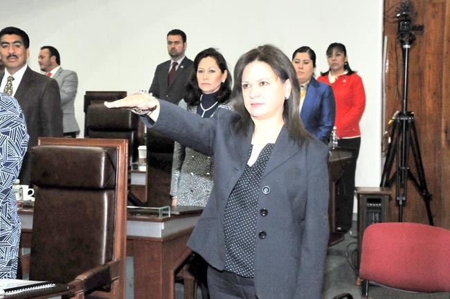 Julieta del Río, al tiempo de comprometerse formalmente con el cargo asignado ■ foto: La Jornada Zacatecas