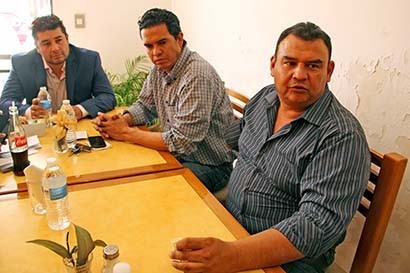 El ex dirigente panista Pedro Martínez (derecha) ofreció conferencia de prensa este jueves ■ FOTO: ANDRÉS SÁNCHEZ
