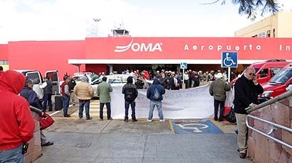 Campesinos realizaron en el aeropuerto una protesta para requerir ayuda para el campo zacatecano ■ FOTO: MIGUEL ÁNGEL NÚÑEZ