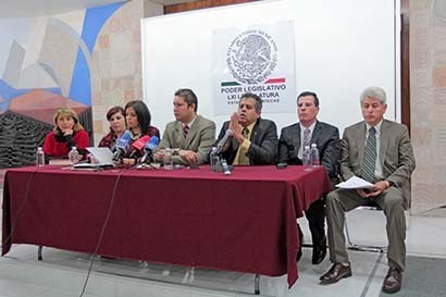 Diputados de oposición ofrecieron una conferencia de prensa este jueves ■ FOTO: ERNESTO MORENO