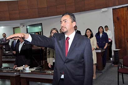 Edgar López Pérez fue electo como magistrado del Tribunal Superior de Justicia del Estado de Zacatecas. Imagen de su toma de protesta ■ foto: La Jornada Zacatecas