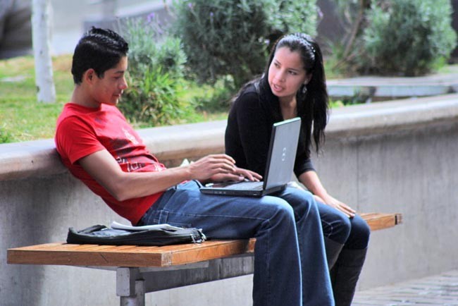 Alumnos de prepa de Zacatecas y Guadalupe pasan un promedio de tres a cuatro horas diarias en Internet ■ foto: MIGUEL áNGEL NúÑEZ