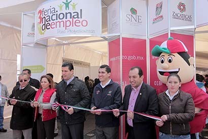 Este miércoles el mandatario estatal inauguró feria del empleo en Plaza Bicentenario ■ FOTO: ERNESTO MORENO