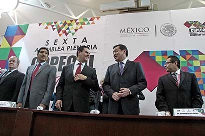 En el presídium, a la izquierda, el comisionado nacional de Seguridad, Monte Alejandro Rubido, con el gobernador Miguel Alonso y Osorio Chong