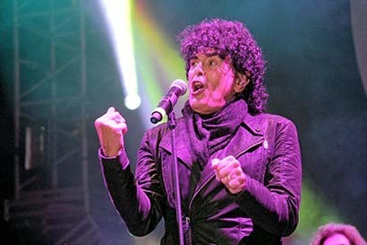 El cantante argentino Laureano Brizuela se presentó en Plaza de Armas la noche de este lunes, prendiendo a cientos de seguidores con la interpretación de temas clásicos de rock en español ■ FOTO: ERNESTO MORENO