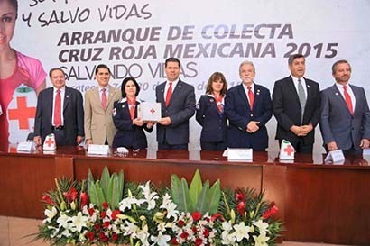 El gobernador Miguel Alonso Reyes fue el primero en realizar la donación de este año a la Cruz Roja Mexicana ■ foto: La Jornada Zacatecas