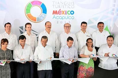 El gobernador Miguel Alonso Reyes, junto con otros homólogos, participó en la inauguración del Tianguis Turístico ■ foto: LA JORNADA ZACATECAS