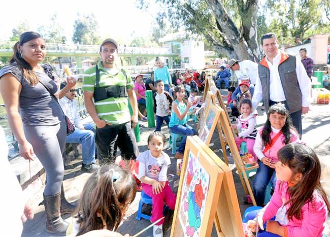 El gobernador entregó presentes a los niños que participaron en las actividades del Día de la Familia ■ fotos: La Jornada Zacatecas