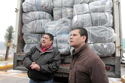 El gobernador dio el banderazo de salida a los camiones que transportarán insumos a las comunidades afectadas por las lluvias ■ FOTO: ERNESTO MORENO
