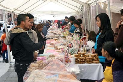 Regularmente se ofertan dulces, artesanías y alimentos ■ foto: miguel ángel Núñez