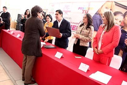 Carlos Peña Badillo, alcalde de Zacatecas, celebró el Día Internacional de la Mujer con trabajadoras del ayuntamiento ■ FOTO: ANDRÉS SÁNCHEZ