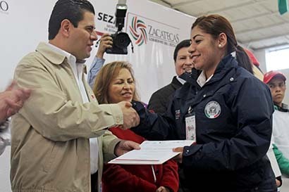 El gobernador Miguel Alonso entregó apoyos de fomento al empleo por un millón 231 mil pesos ■ foto: rafael de santiago