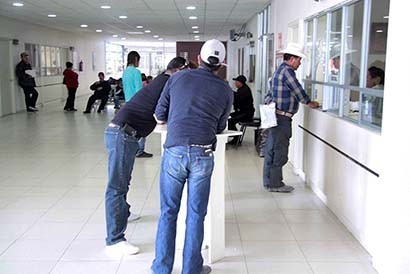 Llaman a beneficiarios a revisar la fecha de vencimiento de su póliza, para que acudan a realizar los trámites correspondientes ■ FOTO: LA JORNADA ZACATECAS