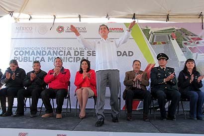 El alcalde capitalino Carlos Peña Badillo y autoridades de Seguridad Pública en el acto de presentación de las nuevas instalaciones de la Preventiva de Zacatecas ■ foto: ernesto moreno