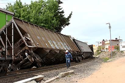 El accidente ocurrió a la altura de la colonia Pánfilo Natera; los vagones transportaban cemento ■ foto: andrés sánchez