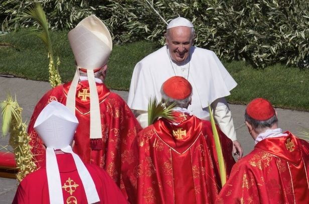 El Papa Francisco después de celebrar la misa del Domingo de Ramos en El Vaticano. Foto Ap