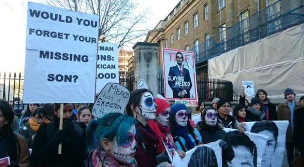 Manifestantes contra la visita del presidente mexicano en Londres. Foto tomada de la cuenta de Twitter @LondonMexicoSG