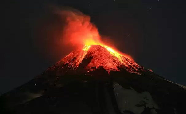 El volcán Villarica entró en erupción arrojando toneladas de lava sobre sus laderas y obligando al desalojo de unas 3 mil 500 personas. Foto Ap