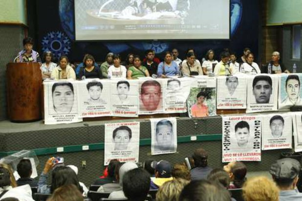 En el contexto del Día Internacional de la Mujer, madres de los 43 normalistas de Ayotzinapa desaparecidos participaron en un encuentro para advertir a las autoridades que su movimiento no se detendrá por haber cambiado el titular de la PGR. Foto María Luisa Severiano