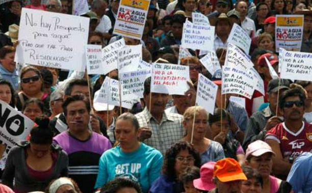 Grupos sociales realizaron una movilización contra la ley general de aguas frente a la Cámara de Diputados. Foto Carlos Ramos Mamahua
