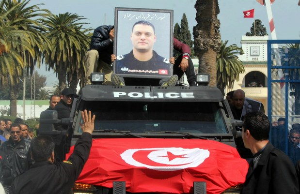 Una imagen del oficial de policía, Ayman Morgan, quien fue asesinado durante el ataque armado en el Museo del Bardo, es colocada previo a su homenaje en Túnez, capital de Túnez, el 19 de marzo pasado. Foto: Xinhua