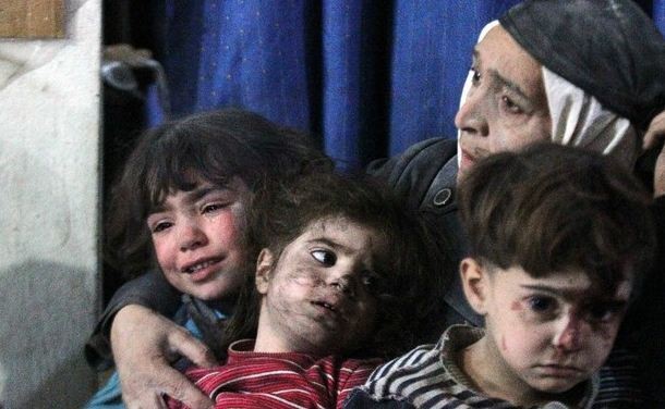 Una mujer y tres niños heridos reaccionan en un hospital a ataques aéreos de las fuerzas leales al presidente de Siria, Bashar al- Assad, cerca de Damasco. Reuters