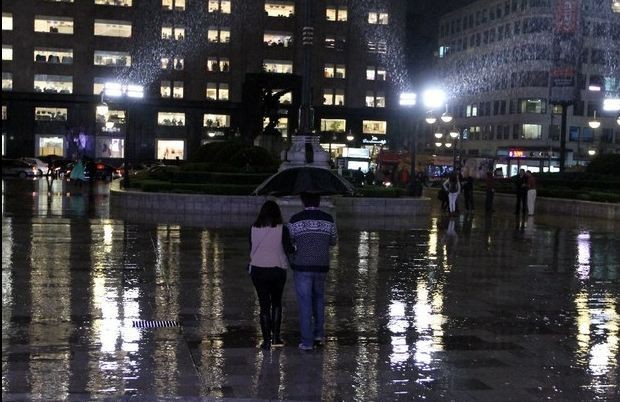 El SMN informó sobre la caída de lluvias fuertes para la tarde noche de este domingo. Foto Notimex