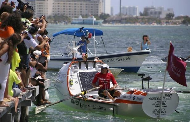 Abraham Levy festeja al llegar a la playa de Cancún, Quinta Roo, luego de un recorrido de 106 días en el mar. Foto Ap