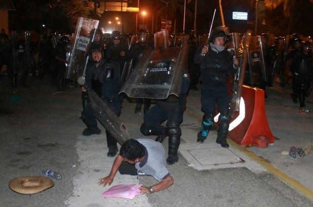 Policías federales detienen a un maestro de Guerrero luego de un bloqueo a los accesos del aeropuerto de Acapulco, el 24 de febrero de 2015 pasado. Foto: Reuters