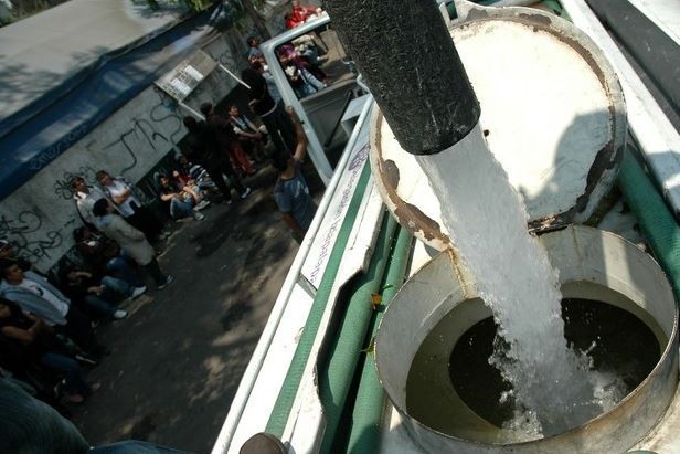 Abastecimiento de agua a través de un servicio de pipa. Foto: Cuartoscuro / archivo