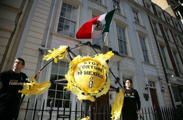 La sección británica de Amnistía Internacional organizó ayer un mitin frente a la embajada mexicana en Londres, donde rompieron una piñata con el texto 